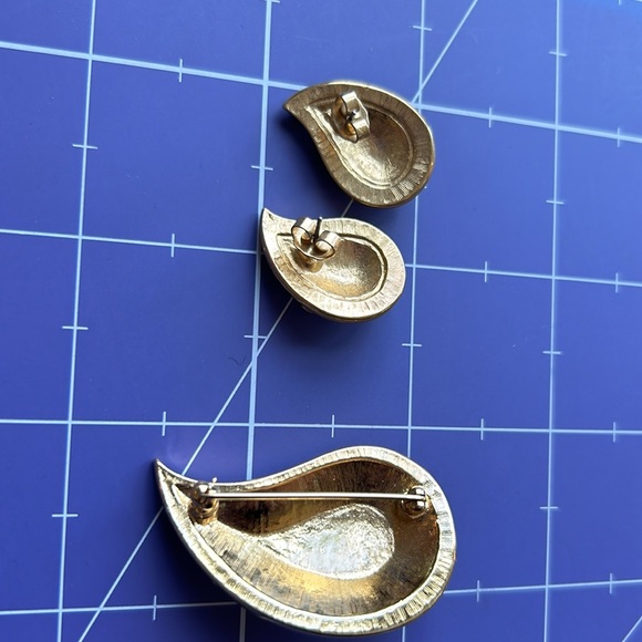 Avon brooch and matching earrings paisley shape enamel goldtone vintage set nice - Picture 6 of 14